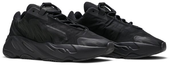 YEEZY 700 MNVN TRIPLE BLACK‏